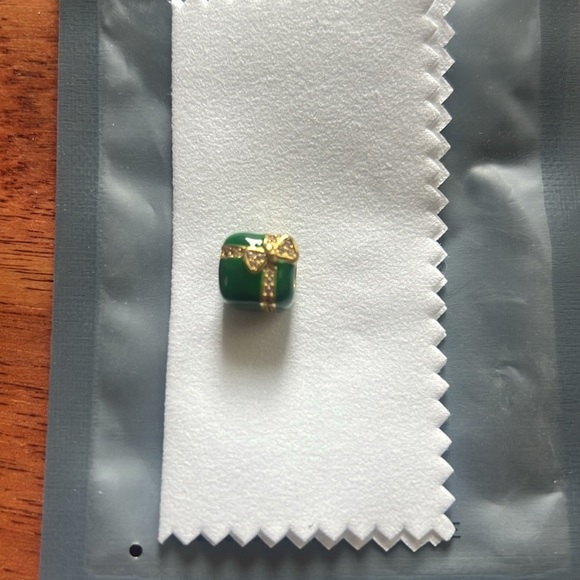 Ningan 925 Sterling Silver Made Green and Gold Christmas Present Charm - Picture 1 of 3